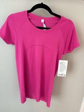 Lululemon Womens Swiftly Tech 2.0 Short Sleeve t-shirt in a hot pink color